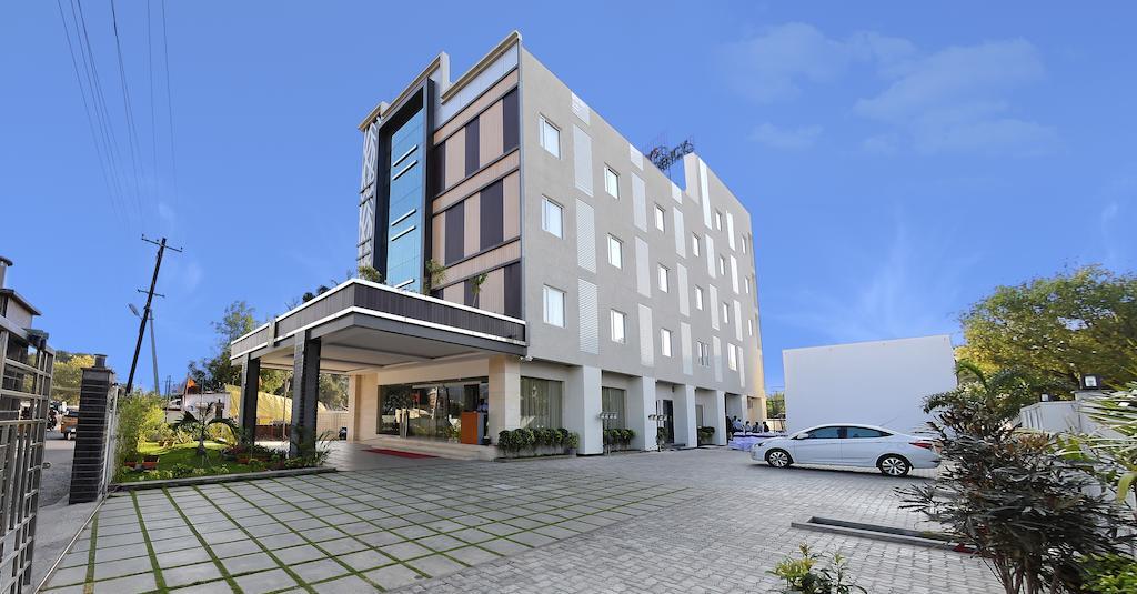 Poppys Anukula Residency Vellore Kültér fotó