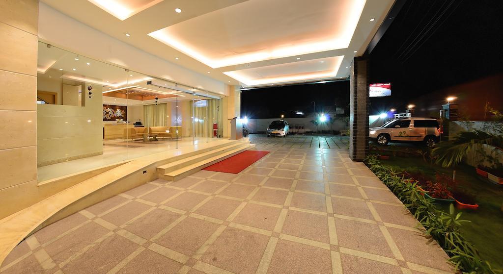 Poppys Anukula Residency Vellore Kültér fotó